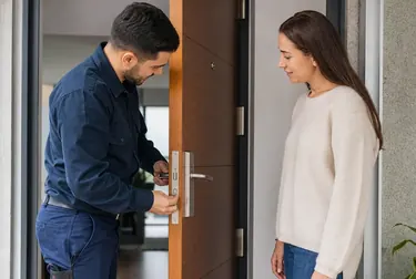 Chaveiro usando ferramentas para abrir uma porta em Guaratinguetá.